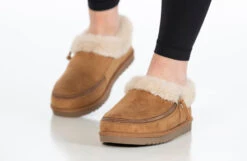 Chestnut BILLY Cozy Slippers -Billy Footwear BK22446 250 studio standing 2 940x614 19751d46 da96 4906 9ef1 d7e60eea1d84